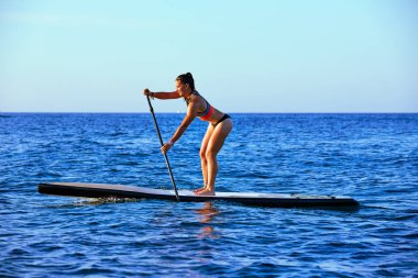 Stand Surf kız raket ile sup.