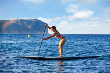 Stand Surf kız raket ile sup.