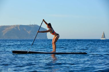 Stand Surf kız raket ile sup.