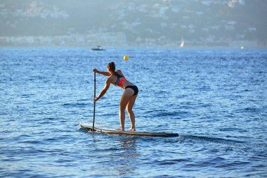 Stand Surf kız raket ile sup.