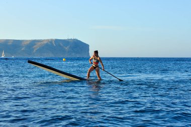 Stand Surf kız raket ile sup.