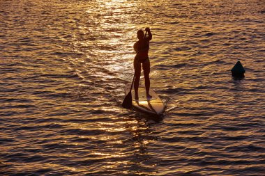 Stand Surf kız raket ile sup.