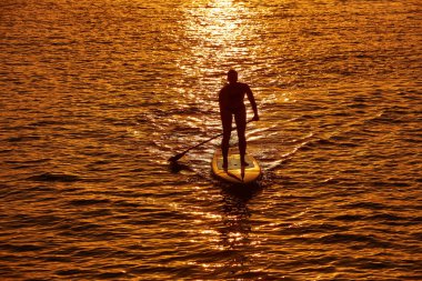 Stand Surf kız raket ile sup.