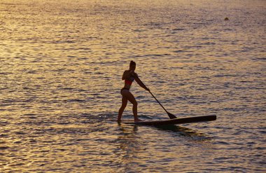 Stand Surf kız raket ile sup.