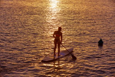 Stand Surf kız raket ile sup.