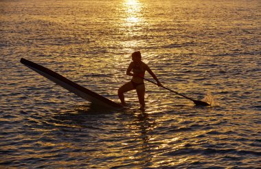 Stand Surf kız raket ile sup.