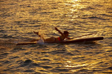 Stand Surf kız raket ile sup.