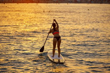 Stand Surf kız raket ile sup.
