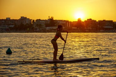 Stand Surf kız raket ile sup.