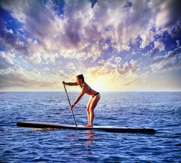 SUP Stand up Surf ragazza con pagaia — Foto Stock