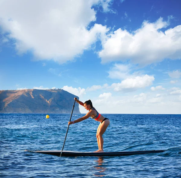 SUP Stand up dziewczyna Surf z wiosła — Zdjęcie stockowe