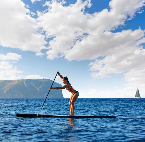 SUP Stand up Surf girl with paddle — Stock Photo, Image