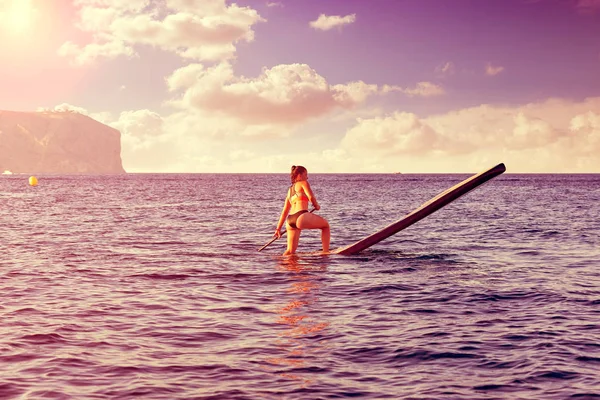 パドル サーフィンの女の子をスタンドで sup します。 — ストック写真