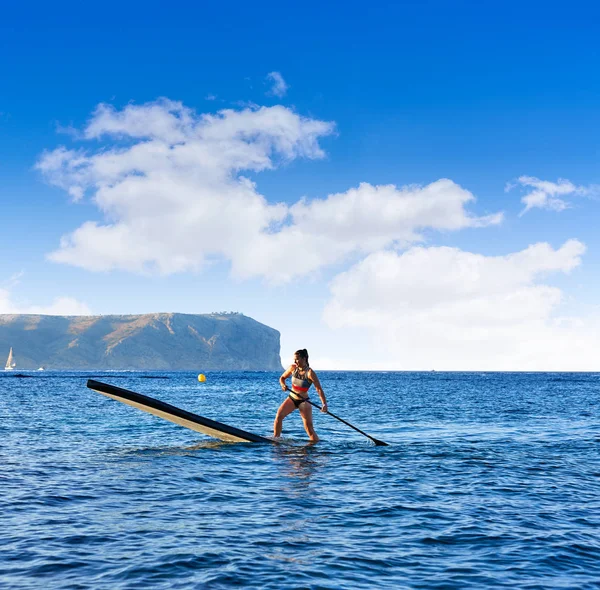 SUP Levante-se Surf girl com remo — Fotografia de Stock