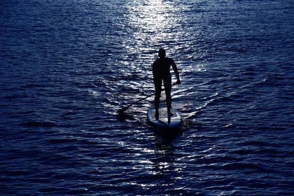 Sup stand up surf girl mit paddel — Stockfoto