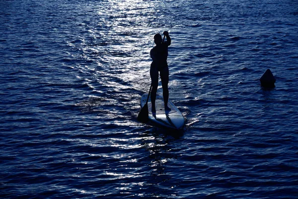 Sup stand up surf girl mit paddel — Stockfoto