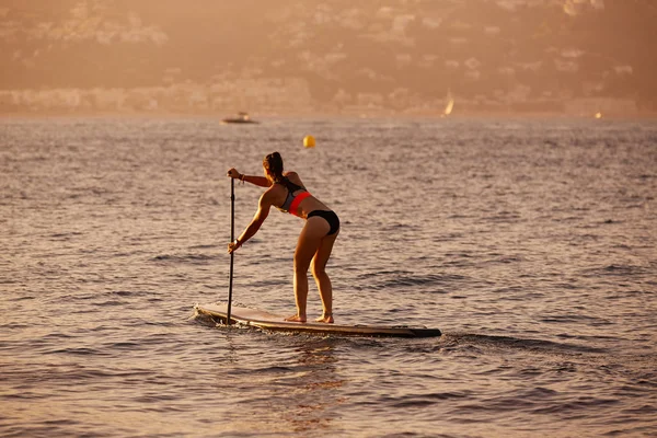 SUP Stand up Surf girl with paddle — Stock Photo, Image