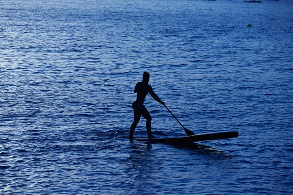 SUP Stand up Surf ragazza con pagaia — Foto Stock