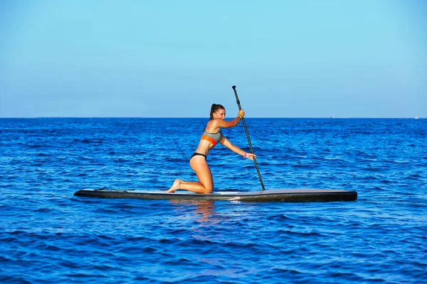 SUP Stand up Surf girl with paddle — Stock Photo, Image