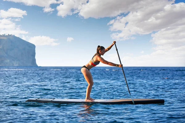 Sup stand up surf girl mit paddel — Stockfoto