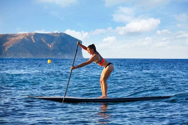 SUP Levante-se Surf girl com remo — Fotografia de Stock