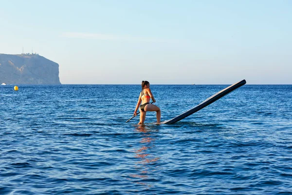 SUP Stand up Surf chica con paleta — Foto de Stock