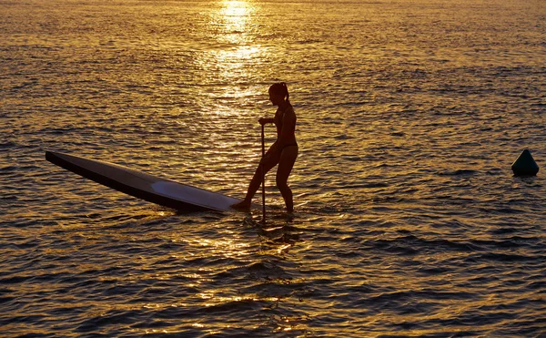 SUP стенд Surf девушка с веслом — стоковое фото