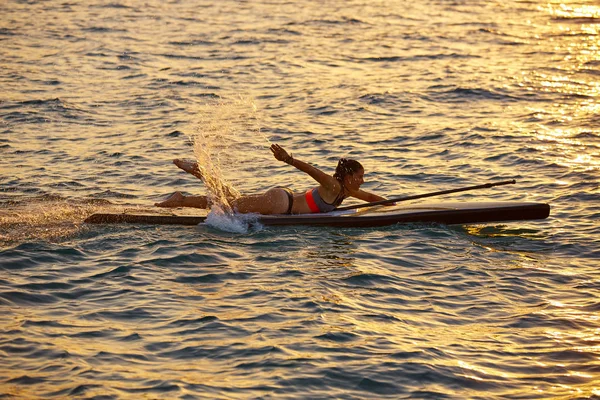 SUP Stand up Surf girl with paddle — Stock Photo, Image