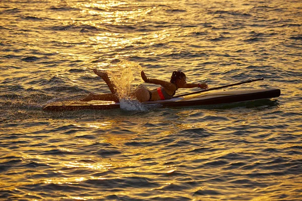 Stand op Surf meisje sup met peddel — Stockfoto