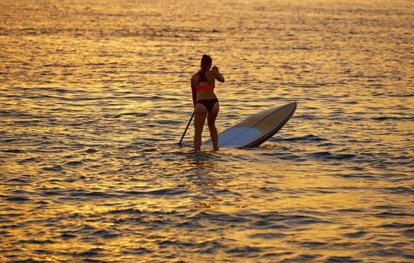 SUP Stand up Surf girl with paddle — Stock Photo, Image