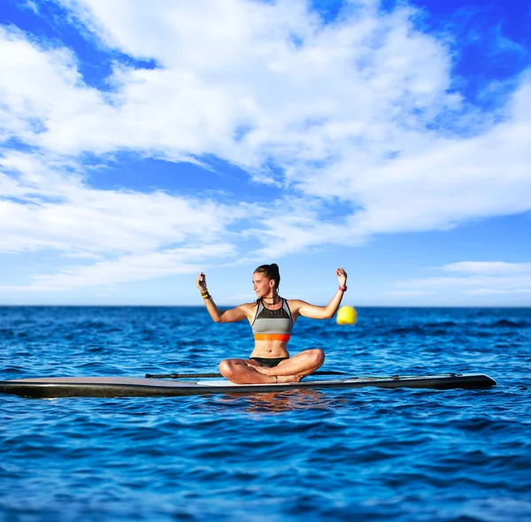 Йога дівчина над СУП Встаньте серфінг дошка — стокове фото