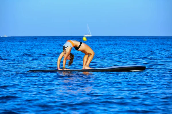 Йога дівчина над СУП Встаньте серфінг дошка — стокове фото