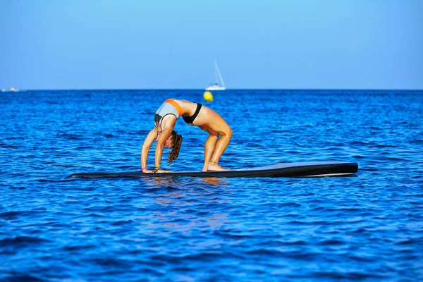 Γιόγκα κορίτσι πάνω Sup Stand up Surf σκάφους — Φωτογραφία Αρχείου