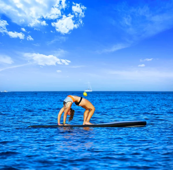 Yoga meisje over Sup staan op de surfplank — Stockfoto