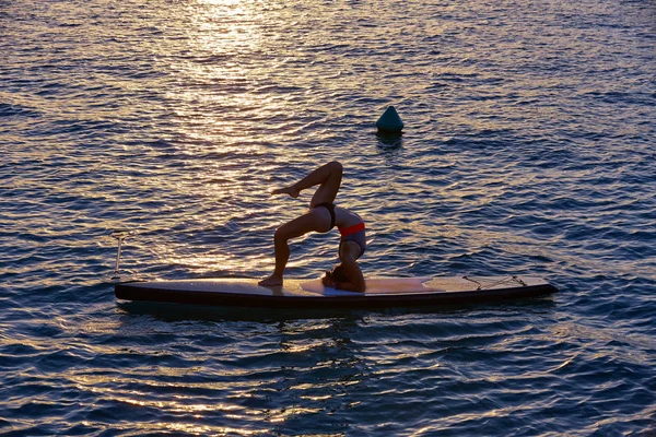Yoga-kız Sup Stand üzerinde sörf tahtası kadar — Stok fotoğraf