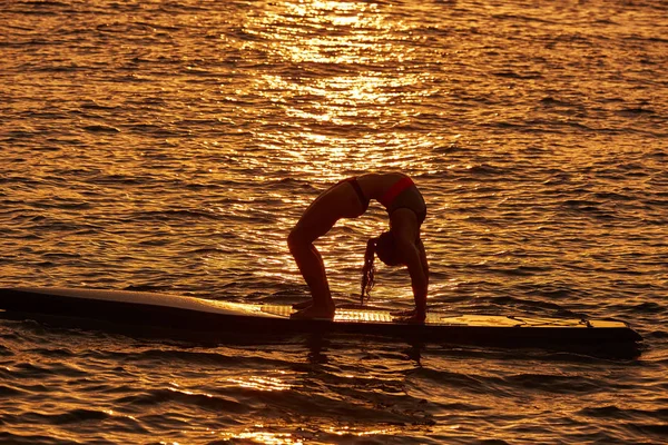 Jóga dívka nad Sup Stand up surfovací prkno — Stock fotografie