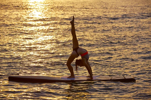 Yoga-Mädchen über Sup Stand Up Surfbrett — Stockfoto