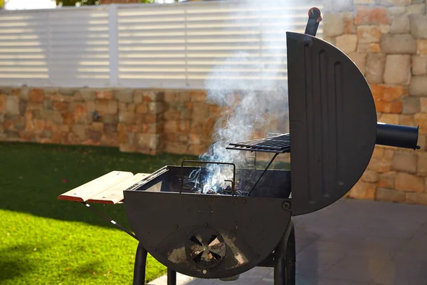 Barbecue with smoke side view — Stock Photo, Image