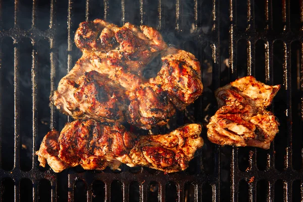 Barbacoa con carbón y carne —  Fotos de Stock