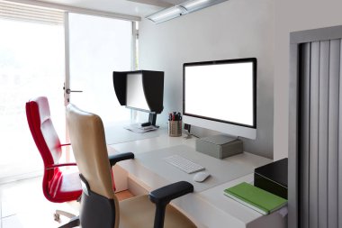 Tasarımcı Ofis Masası bilgisayar ekranları ile