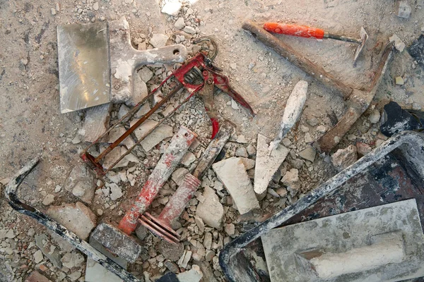 Maurerwerkzeuge auf Trümmerhintergrund — Stockfoto