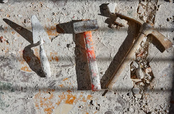 Mason tools op puin achtergrond — Stockfoto