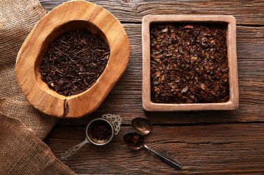Ahşap masa üzerinde çay Kukicha ve Bancha