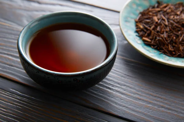 Chá de kukicha servido em tigela — Fotografia de Stock