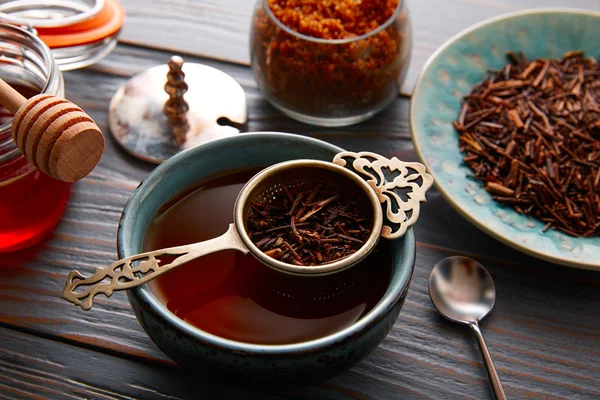 Kukicha thee geserveerd in kom — Stockfoto
