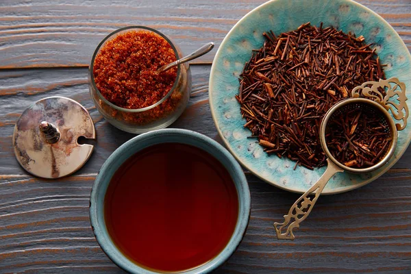 Kukicha thee geserveerd in kom — Stockfoto