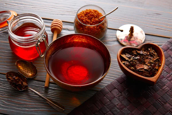 Bancha thee geserveerd in gouden Kom op hout — Stockfoto