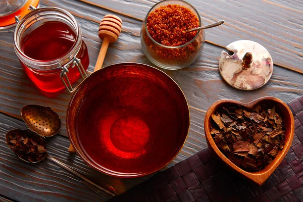 Bancha tea served in golden bowl on wood — Stock Photo, Image