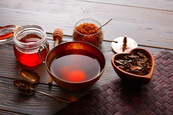 Bancha te som serveras i gyllene skål på trä — Stockfoto