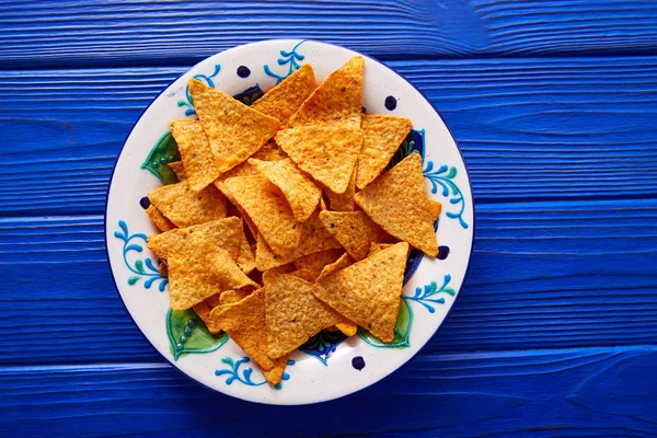 Chips Nachos na placa mexicana sobre azul — Fotografia de Stock